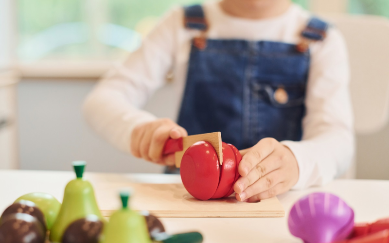 Zabawa i rozwój – sprawdź, dlaczego warto kupić dziecku drewnianą kuchnię